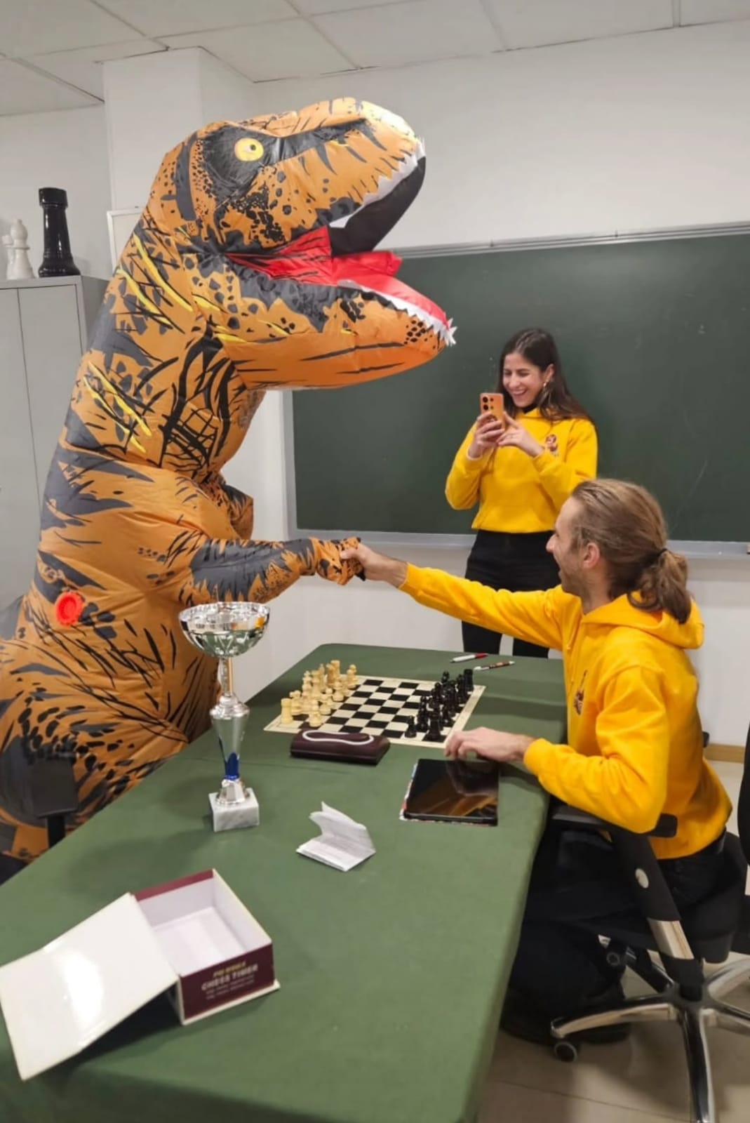 Dino Dailos entrega el premio