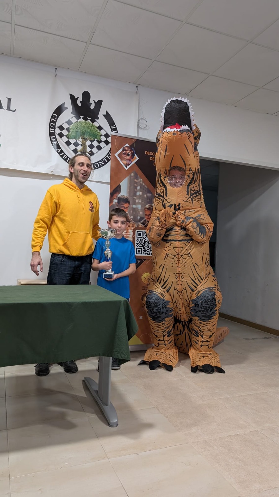 Lucas recibiendo el premio de Dino Dailos